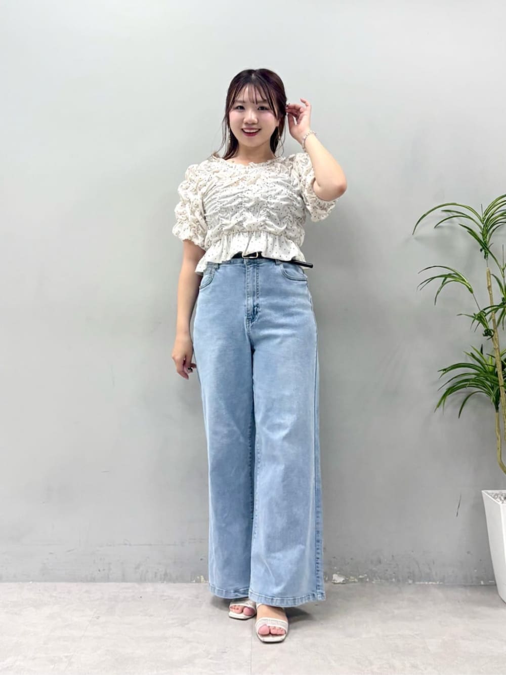 その他のTシャツ/カットソー、ブルー系のデニムパンツを着用したレディースの夏コーディネートの2枚目の写真