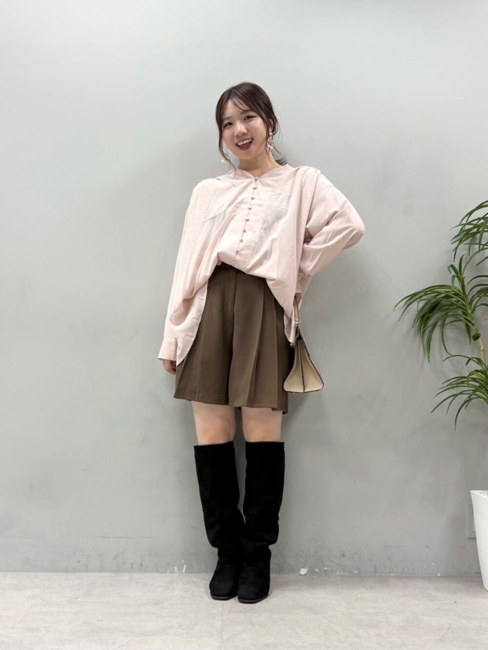 ブラウン系のブーツ、ブラウン系のその他パンツ、ピンク系のシャツ/ブラウスを着用したレディースの秋コーディネートの3枚目の写真