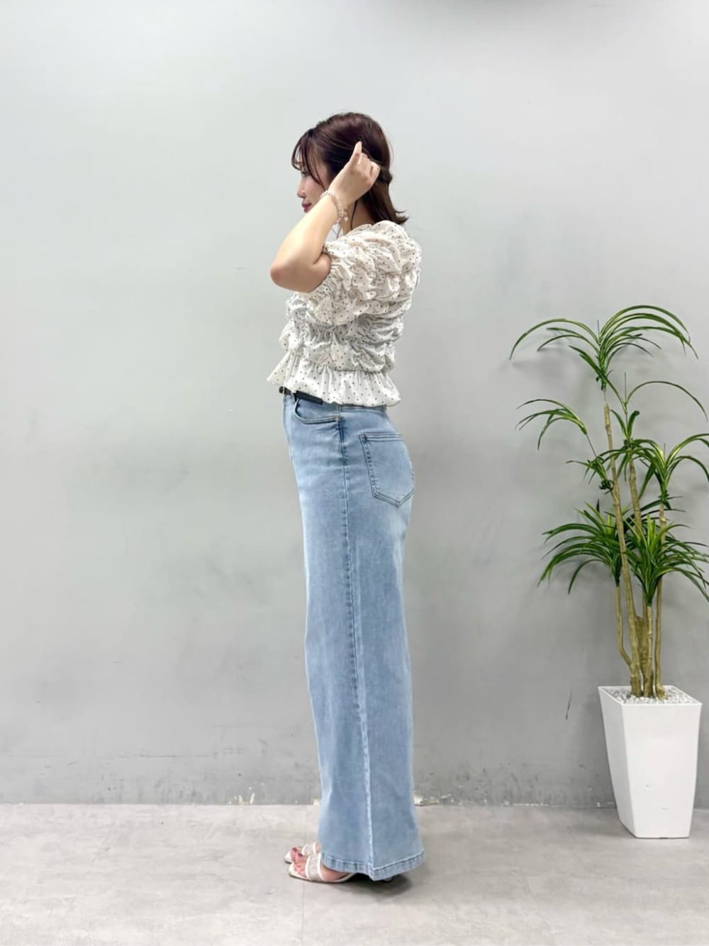 その他のTシャツ/カットソー、ブルー系のデニムパンツを着用したレディースの夏コーディネートの3枚目の写真