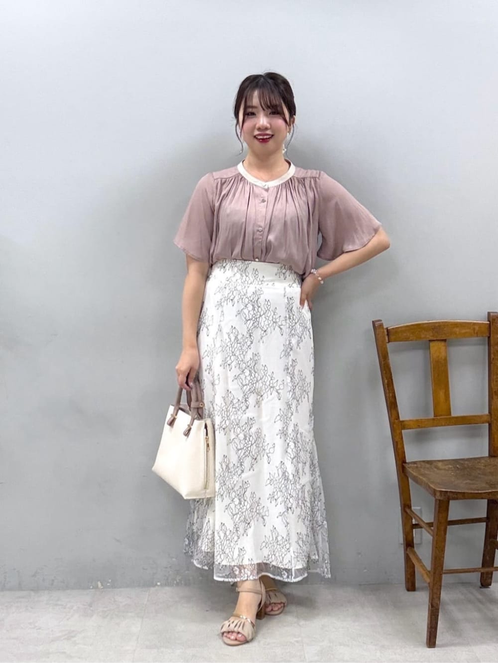 ホワイト系のスカート、ピンク系のシャツ/ブラウスを着用したレディースの夏コーディネートの3枚目の写真