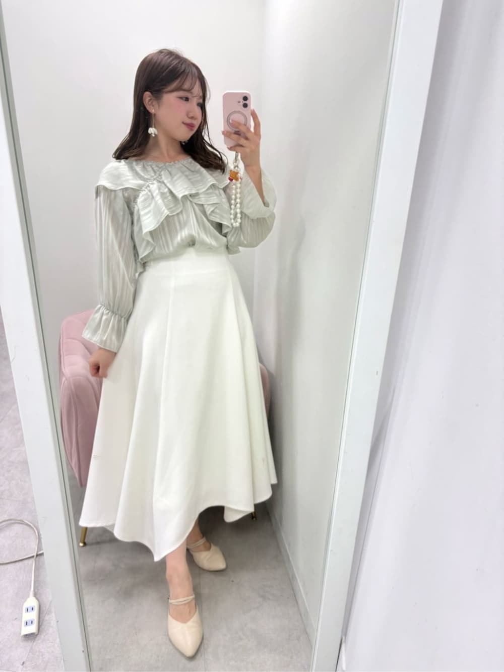 グリーン系のシャツ/ブラウス、ホワイト系のスカートを着用したレディースの春コーディネートの4枚目の写真