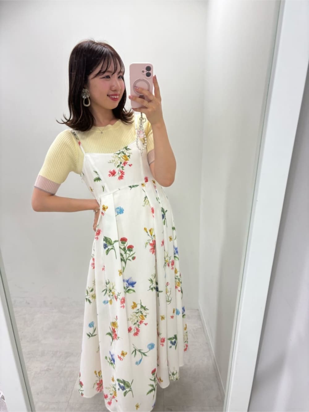 イエロー系のニット/セーター、ホワイト系のワンピースを着用したレディースの夏コーディネートの5枚目の写真