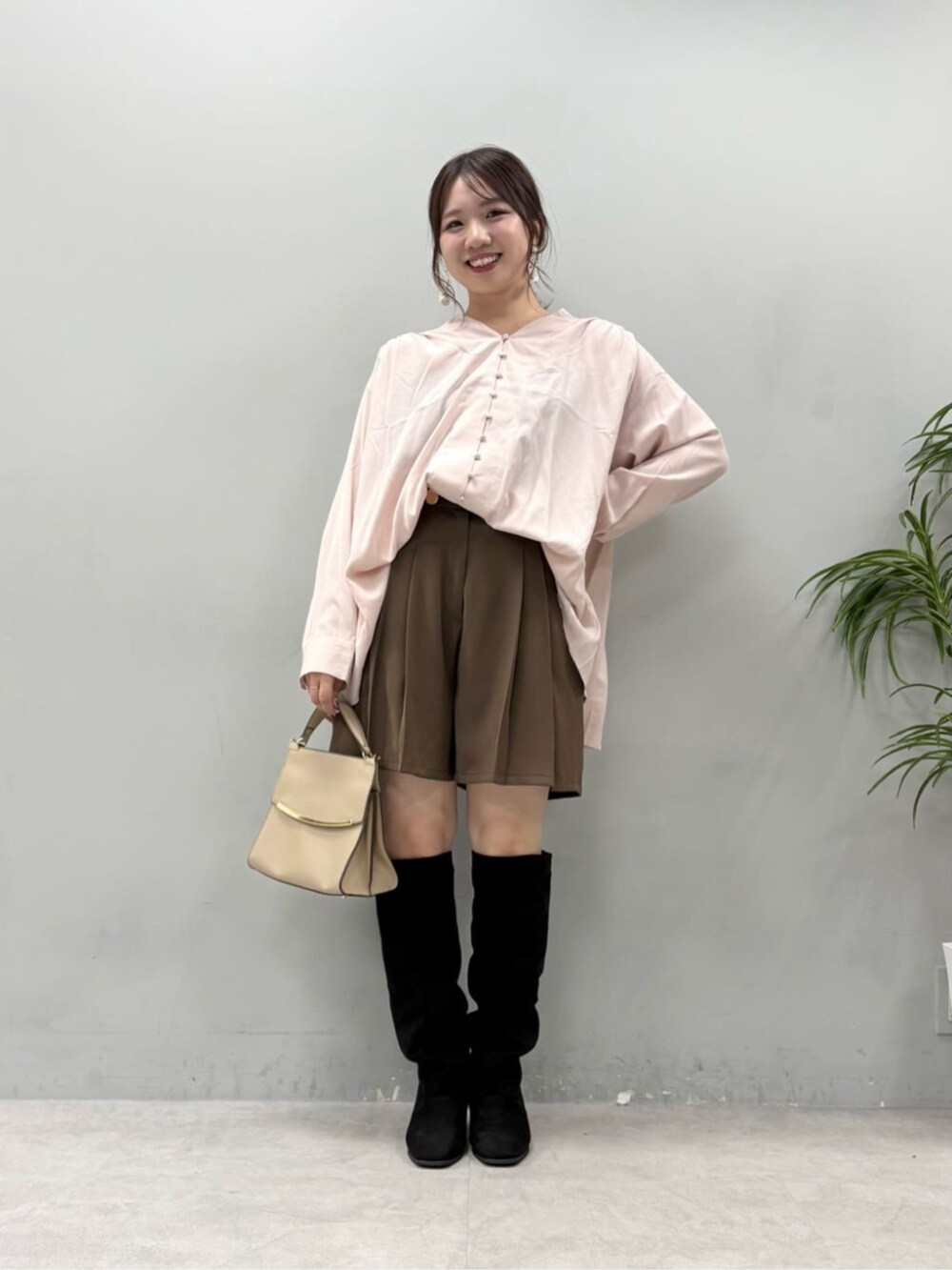 ブラウン系のブーツ、ブラウン系のその他パンツ、ピンク系のシャツ/ブラウスを着用したレディースの秋コーディネートの2枚目の写真