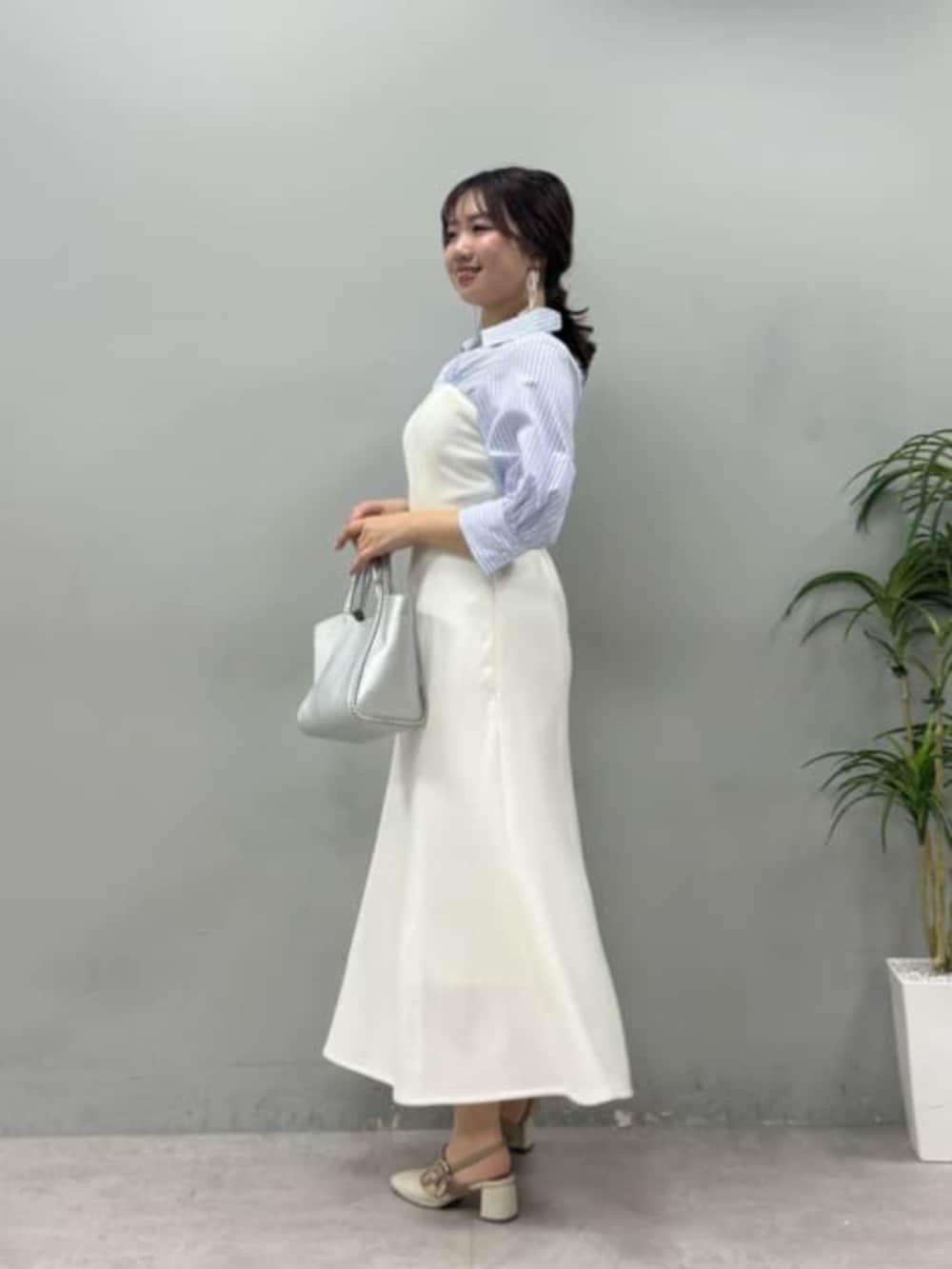 ホワイト系のワンピースを着用したレディースの冬コーディネートの2枚目の写真