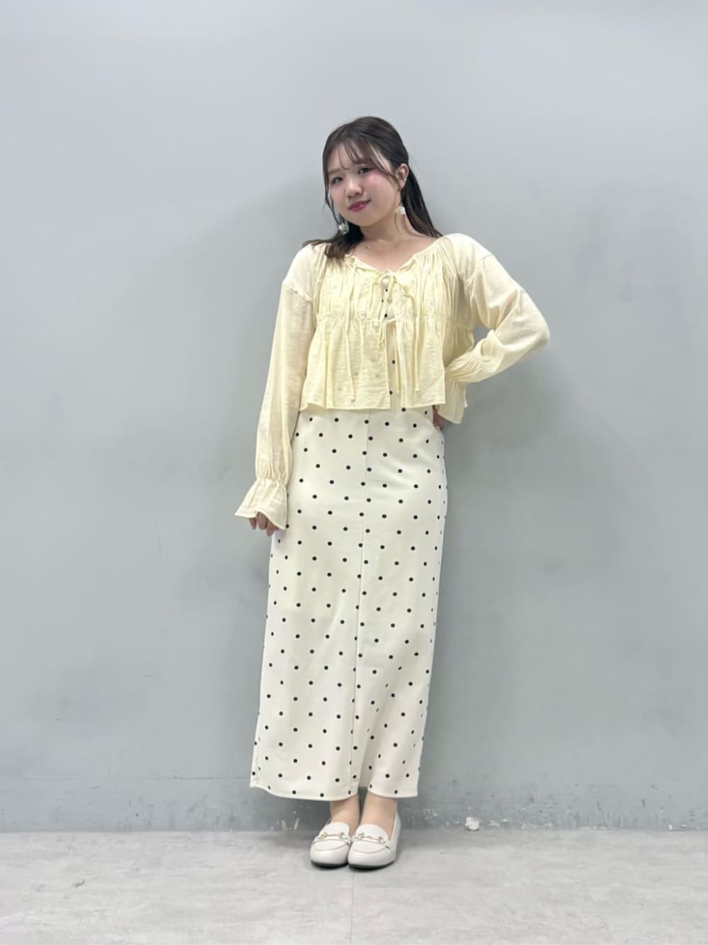 その他のワンピース、イエロー系のシャツ/ブラウスを着用したレディースの春コーディネートの2枚目の写真