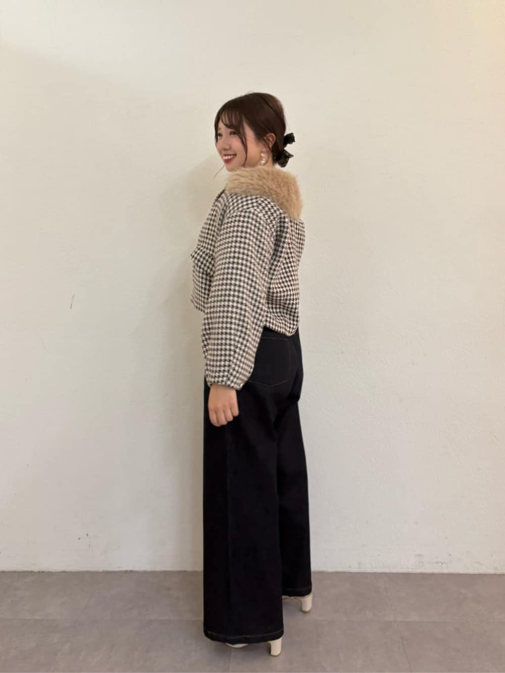 イエロー系のショルダーバッグ、ベージュ系のニット/セーター、その他のその他アウターを着用したレディースの秋コーディネートの4枚目の写真