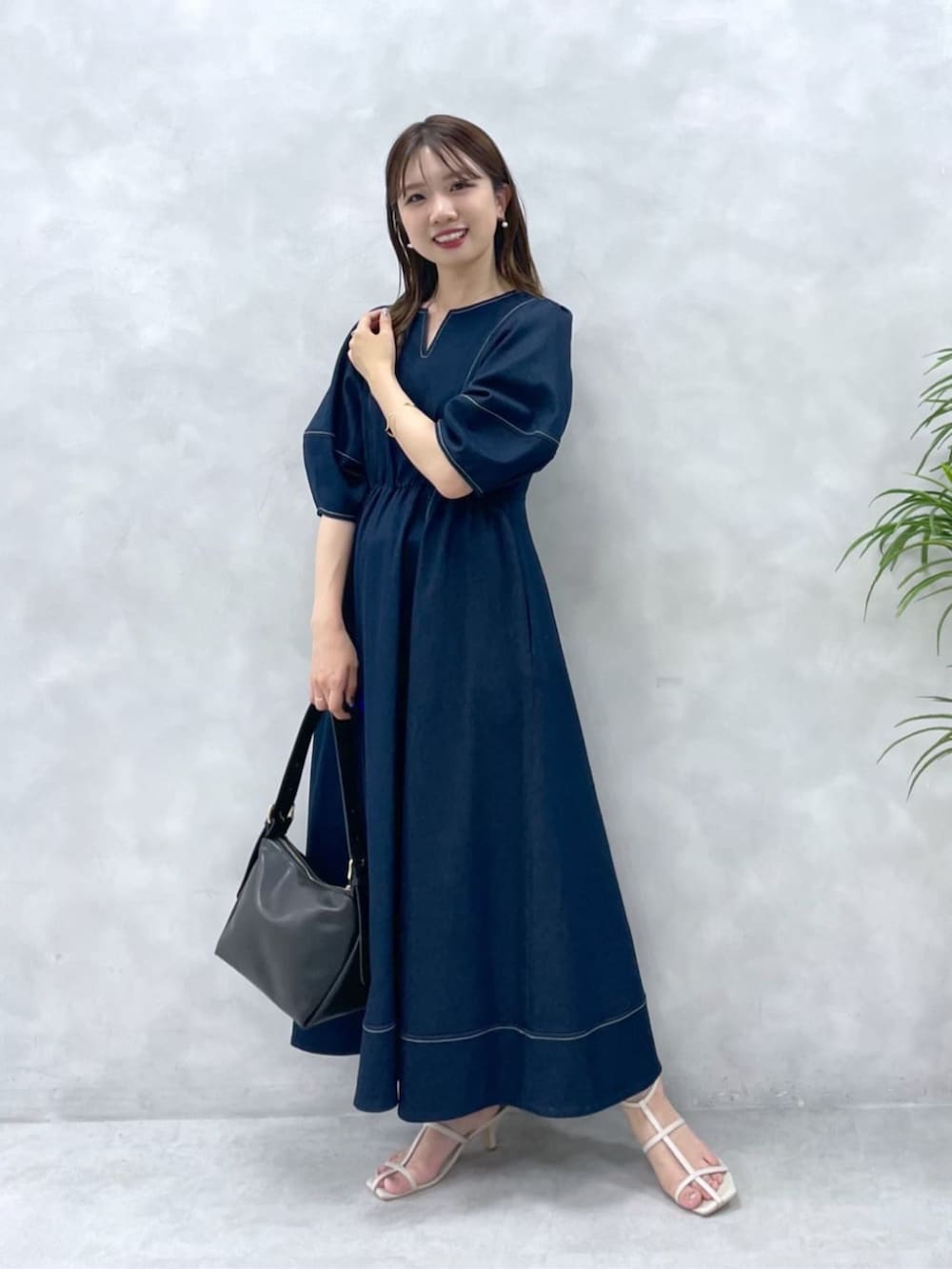 ブルー系のワンピースを着用したレディースの冬コーディネートの2枚目の写真