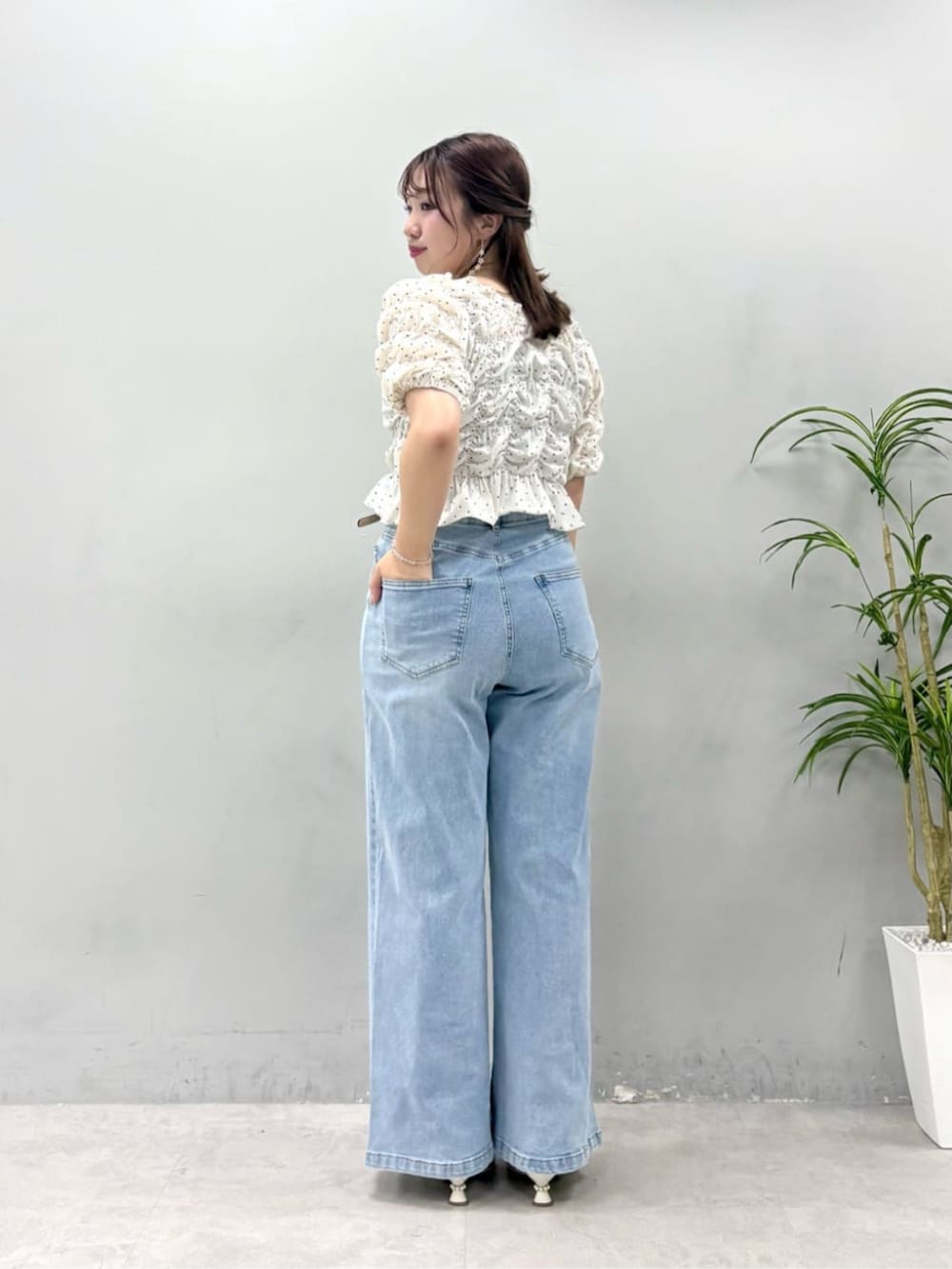 その他のTシャツ/カットソー、ブルー系のデニムパンツを着用したレディースの夏コーディネートの4枚目の写真