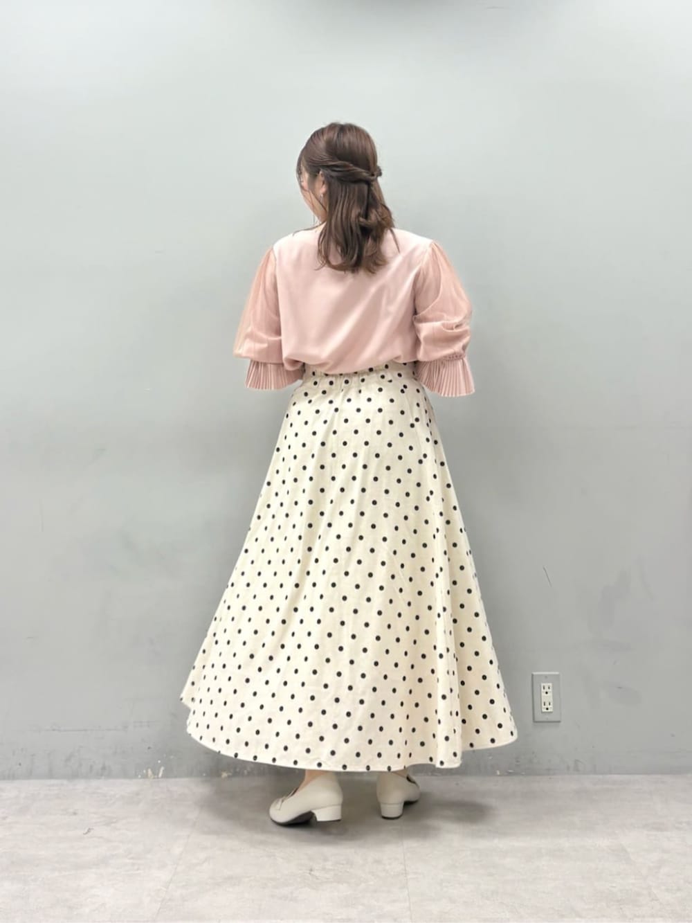 ピンク系のシャツ/ブラウスを着用したレディースの春コーディネートの3枚目の写真