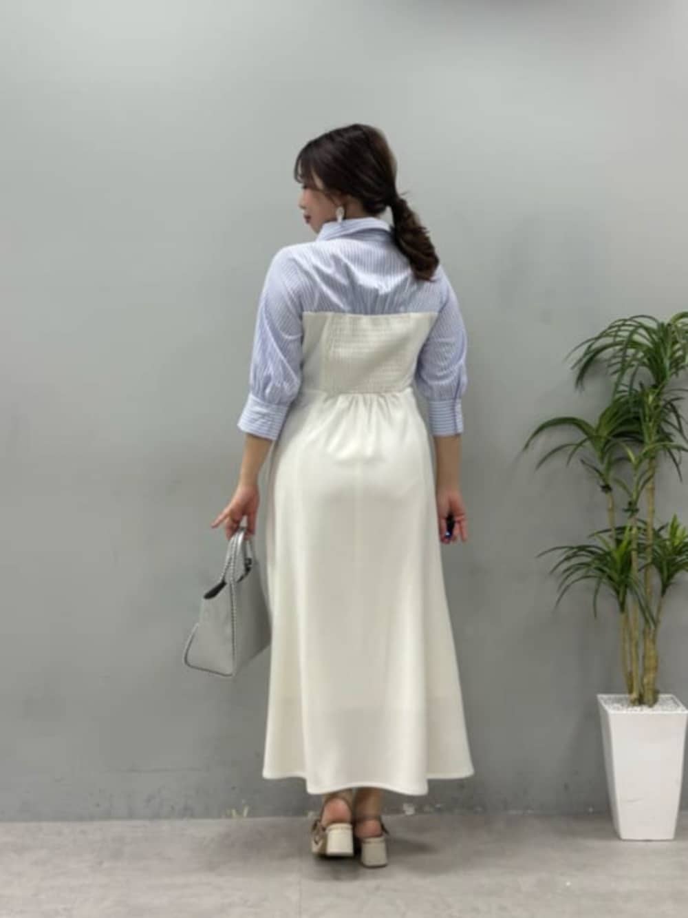 ホワイト系のワンピースを着用したレディースの冬コーディネートの3枚目の写真