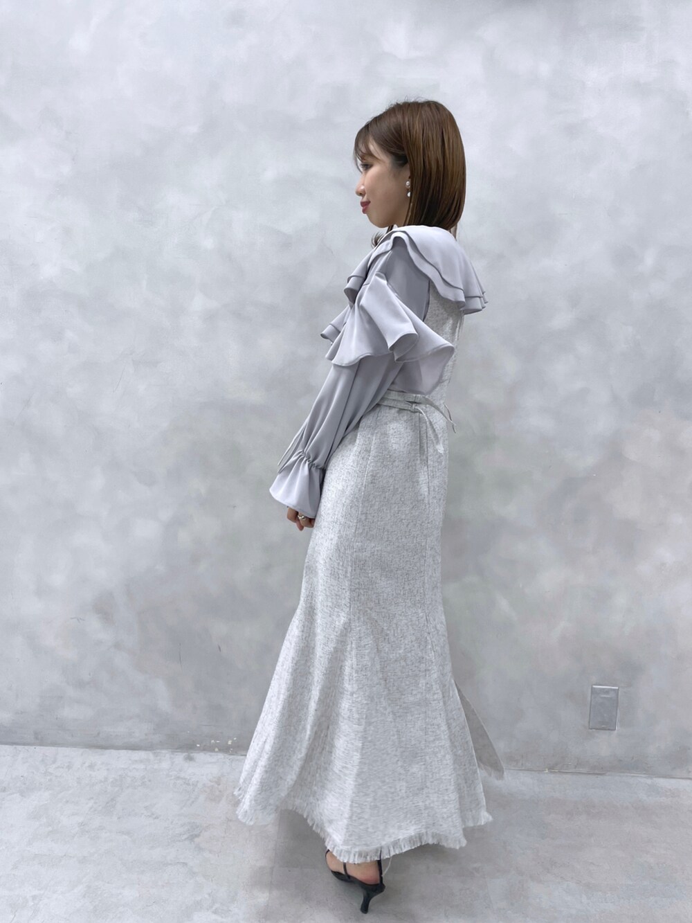 ホワイト系のジャンパースカート、ブルー系のシャツ/ブラウスを着用したレディースの冬コーディネートの2枚目の写真