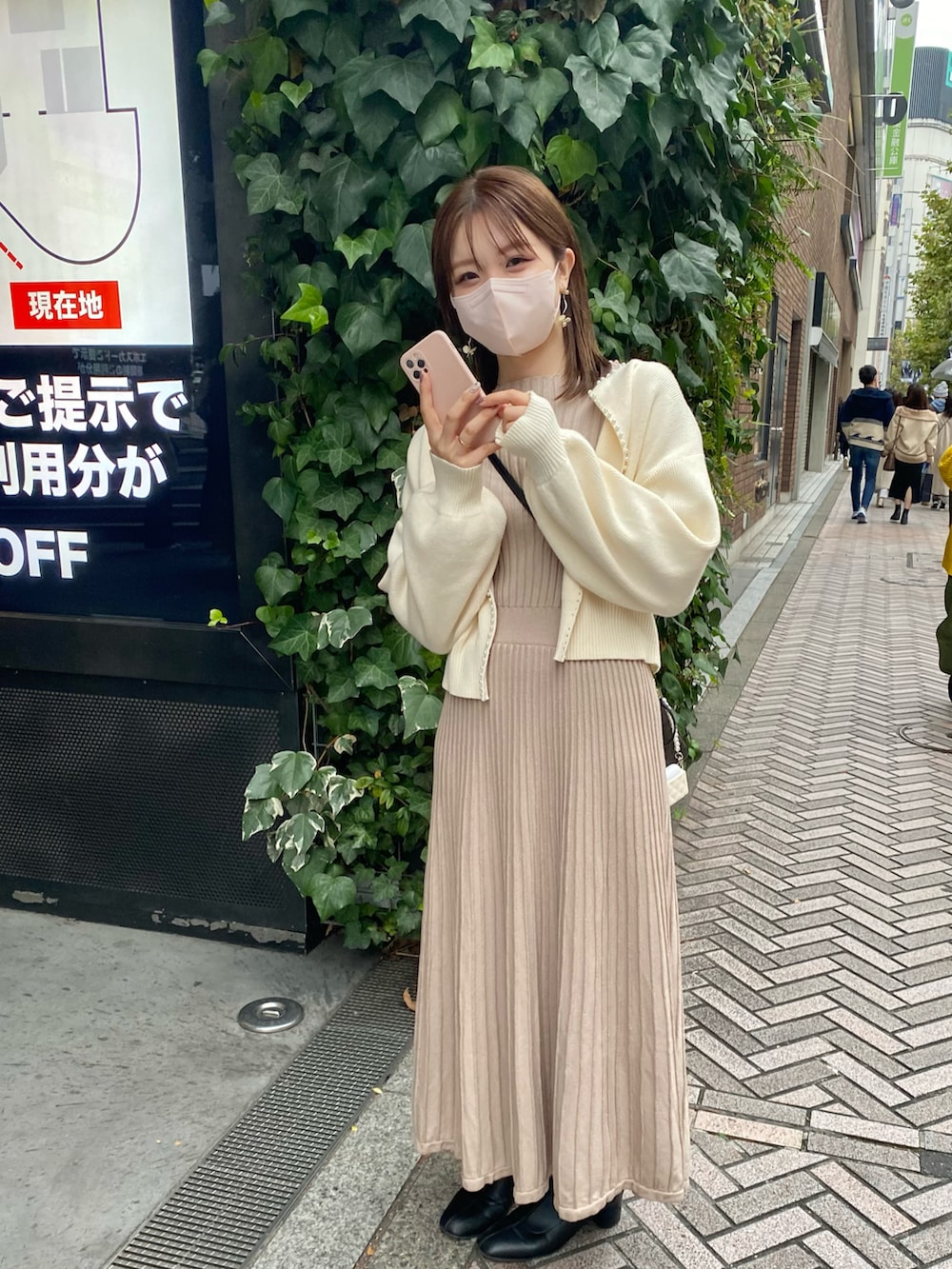 ホワイト系のカーディガン/ボレロを着用したレディースの冬コーディネートの2枚目の写真