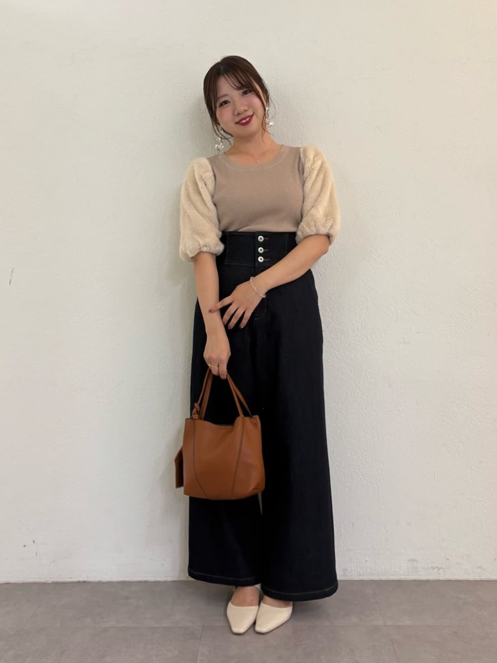 イエロー系のショルダーバッグ、ベージュ系のニット/セーター、その他のその他アウターを着用したレディースの秋コーディネートの2枚目の写真