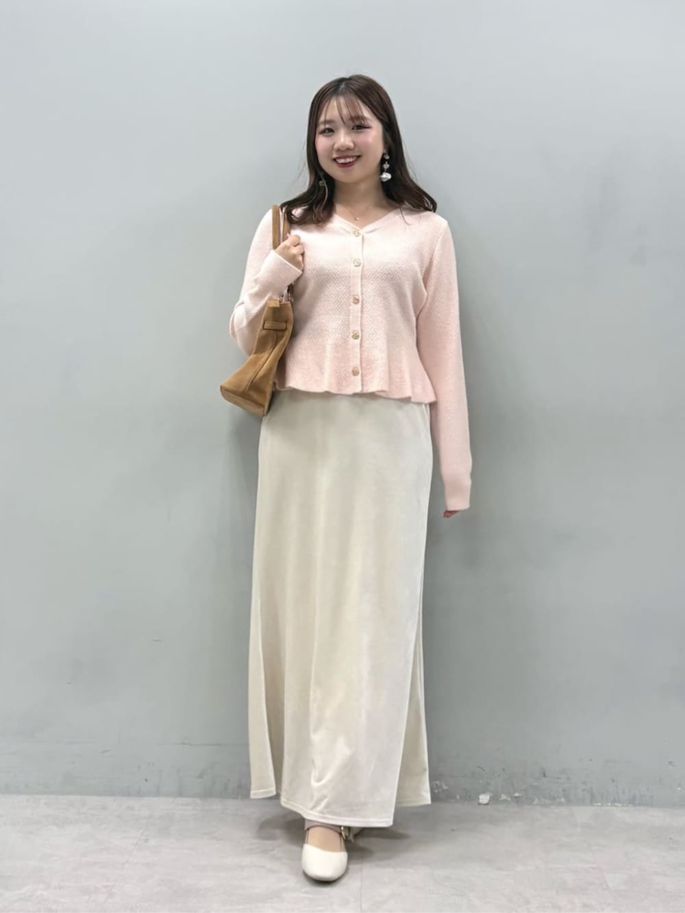 ホワイト系のスカート、ピンク系のニット/セーターを着用したレディースの冬コーディネートの3枚目の写真