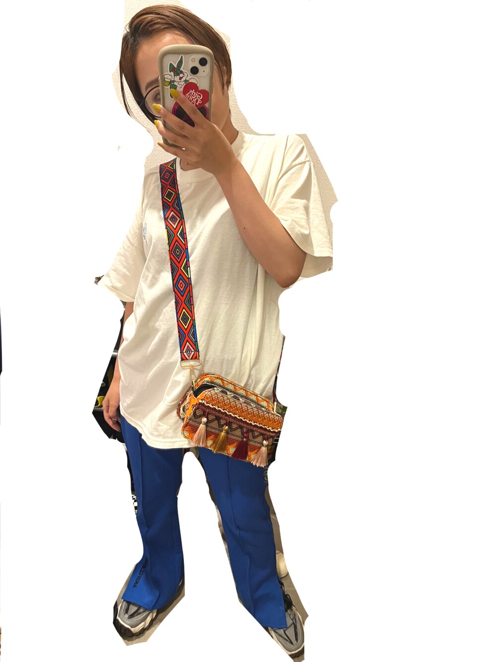 ホワイト系のTシャツ/カットソー、その他のショルダーバッグ、ブルー系のパンツを着用したレディースの夏コーディネートの3枚目の写真