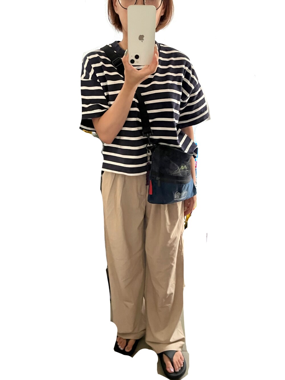 ベージュ系のパンツ、ブルー系のショルダーバッグ、その他のTシャツ/カットソーを着用したレディースの夏コーディネートの2枚目の写真
