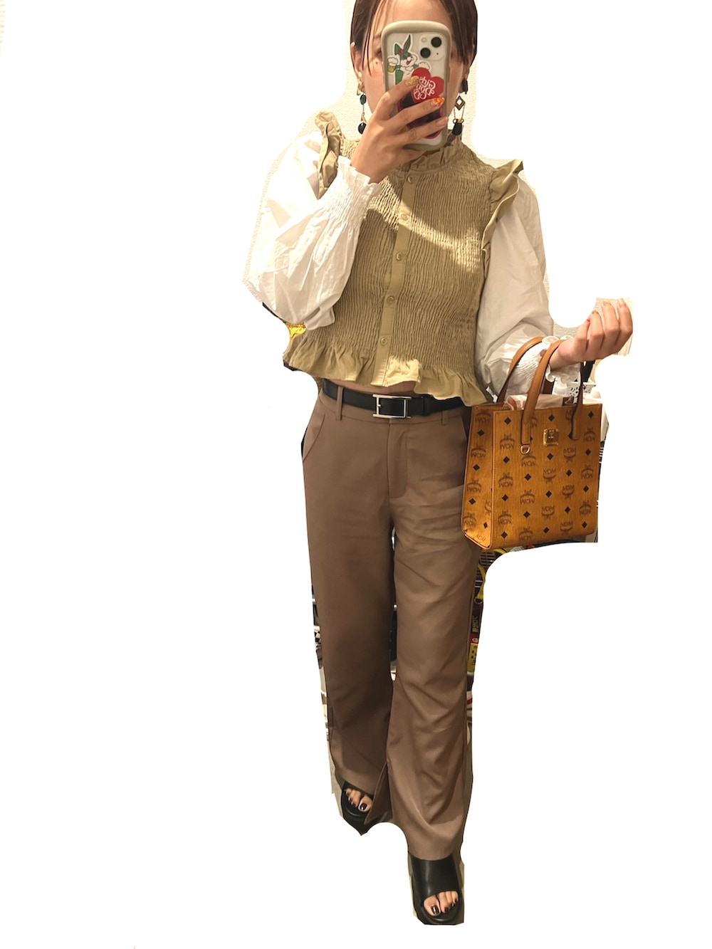 ベージュ系のシャツ/ブラウス、ブラウン系のその他パンツ、ブラウン系のショルダーバッグを着用したレディースの春コーディネートの2枚目の写真