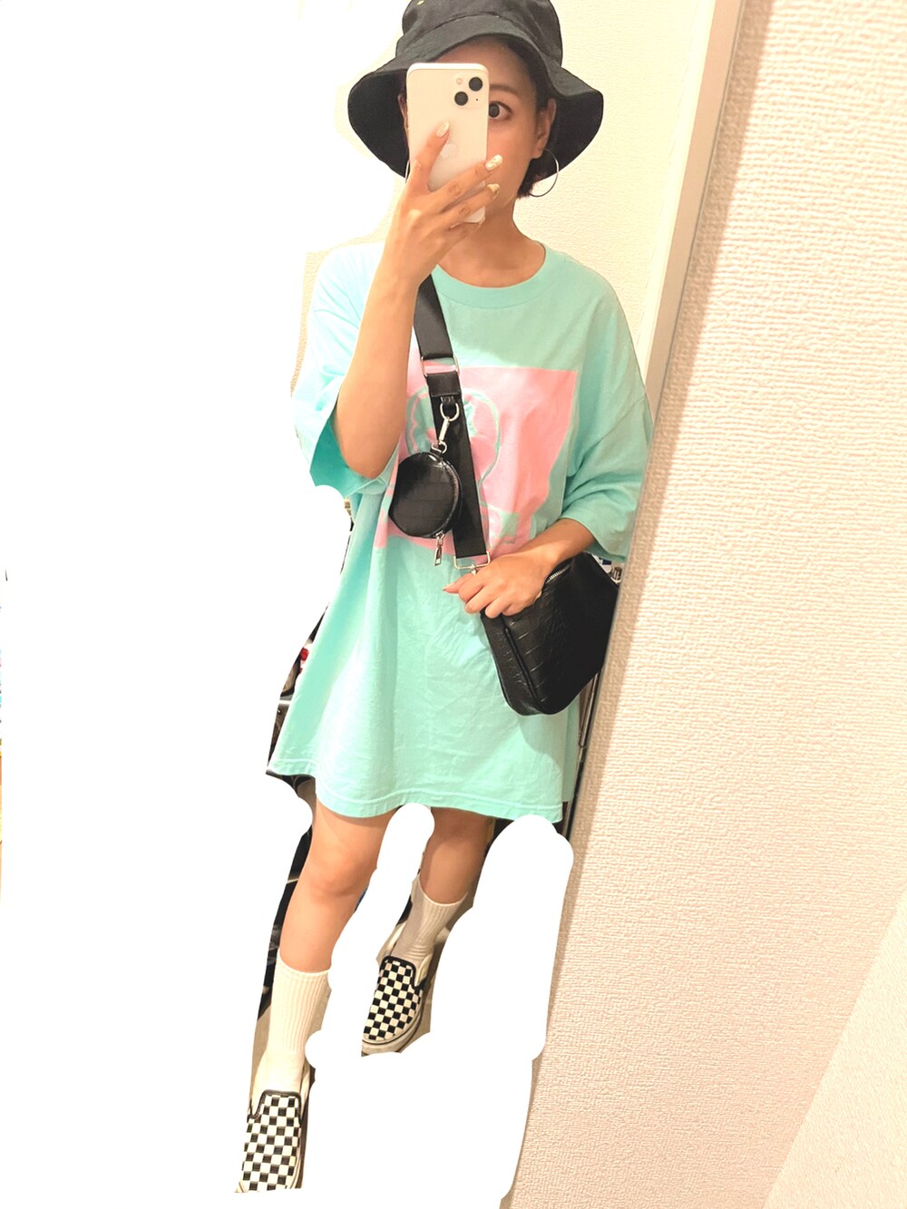 ホワイト系のスニーカー、その他のシャツ/ブラウス、ブラック系のトートバッグを着用したレディースの夏コーディネートの3枚目の写真