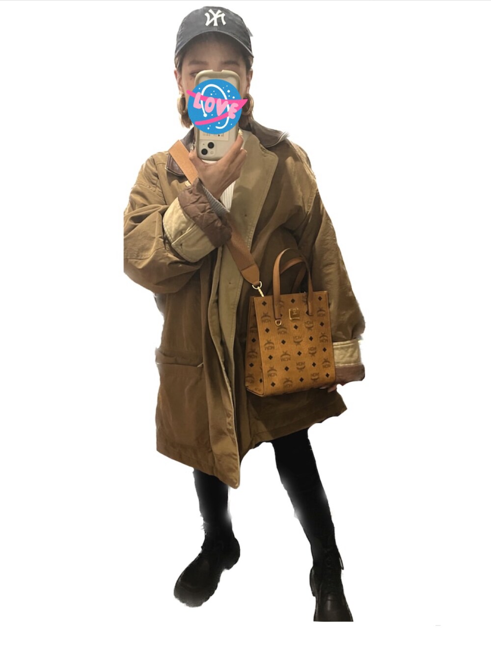ホワイト系のニット/セーター、ブラウン系のジャケット/アウター、ブラック系のパンツを着用したレディースの春コーディネートの3枚目の写真