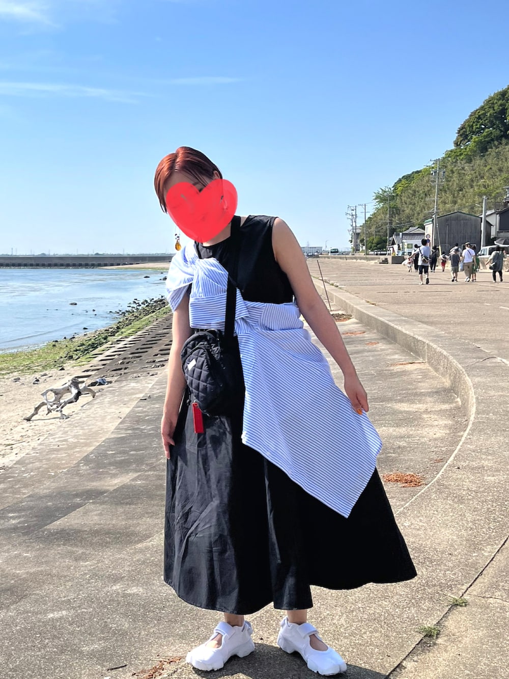 ブルー系のシャツ/ブラウス、ブラック系のワンピース、ホワイト系のスニーカーを着用したレディースの春コーディネートの2枚目の写真