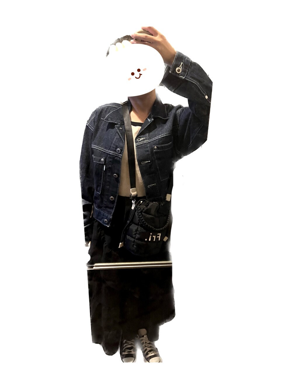 ブルー系のデニムジャケット、ブラック系のスカート、ブラック系のスニーカーを着用したレディースの冬コーディネートの2枚目の写真