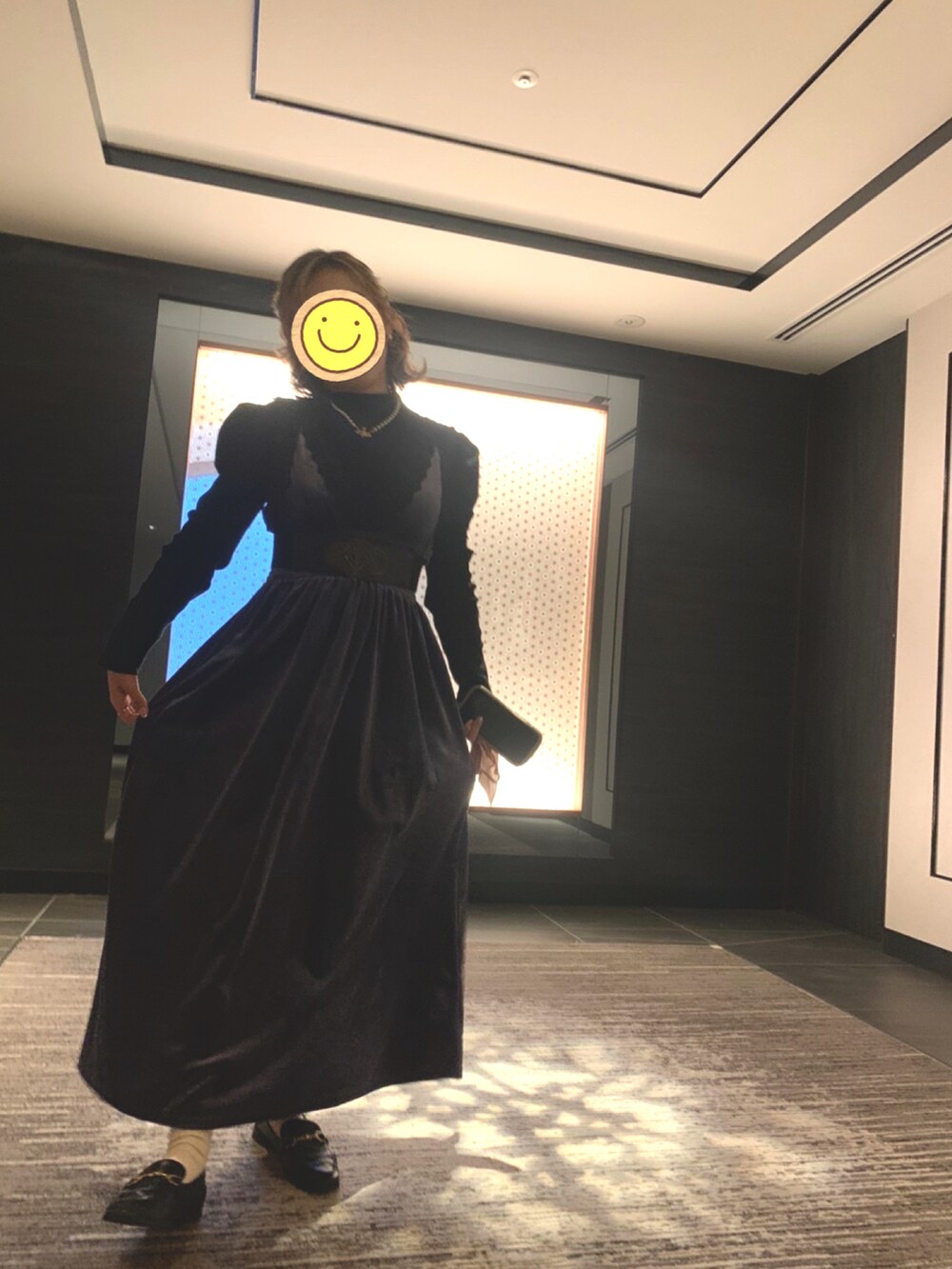 ブラック系のローファー、ブラウン系のショルダーバッグ、ブラック系のワンピースを着用したレディースの冬コーディネートの3枚目の写真