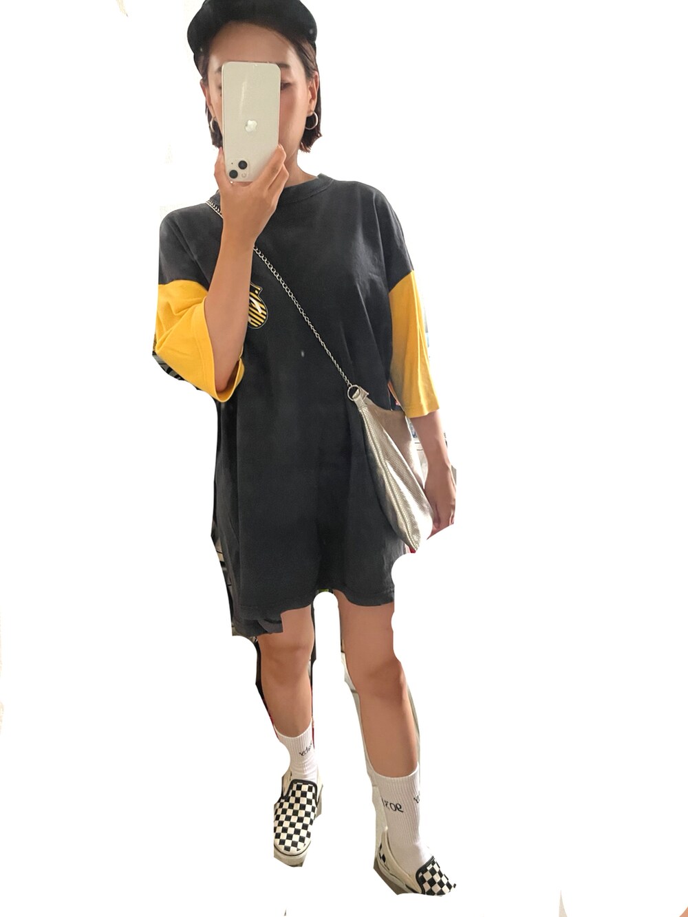 ブラック系のトップス、ホワイト系のスニーカー、シルバー系のショルダーバッグを着用したレディースの夏コーディネートの2枚目の写真