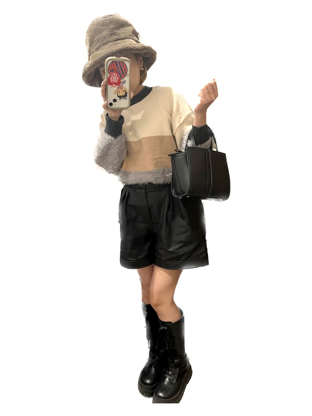 ブラック系のバッグ、ブラック系のその他パンツ、ブラック系のブーツを着用したレディースの春コーディネートの3枚目の写真