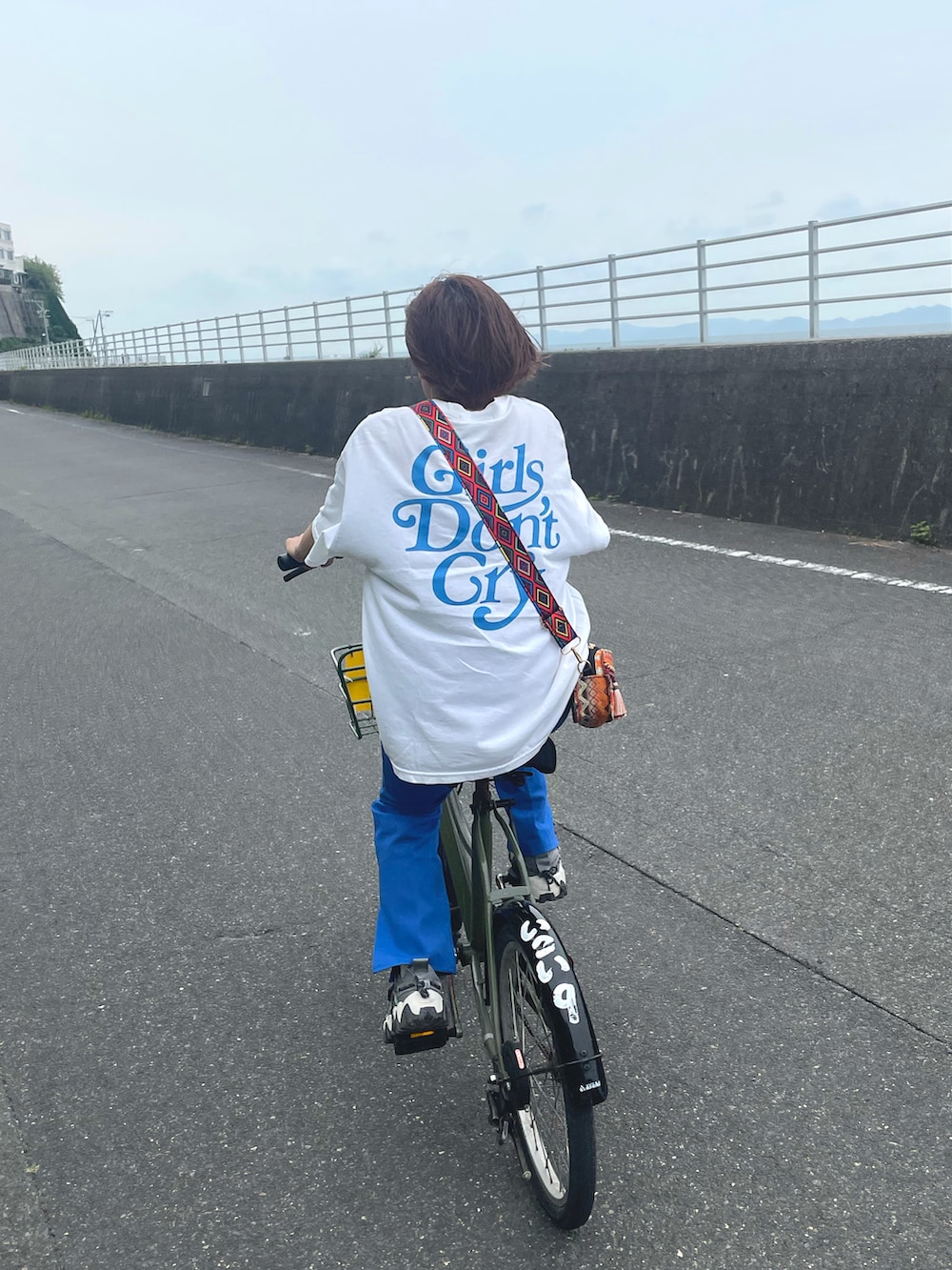 ホワイト系のTシャツ/カットソー、その他のショルダーバッグ、ブルー系のパンツを着用したレディースの夏コーディネートの2枚目の写真