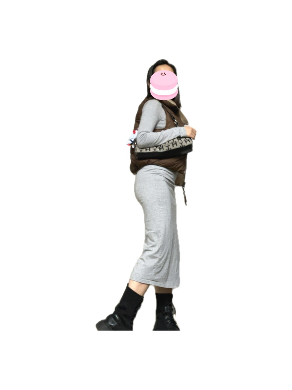 グレー系のワンピース/ドレス、ブラック系のブーツ、ベージュ系のバッグを着用したレディースの春コーディネートの2枚目の写真