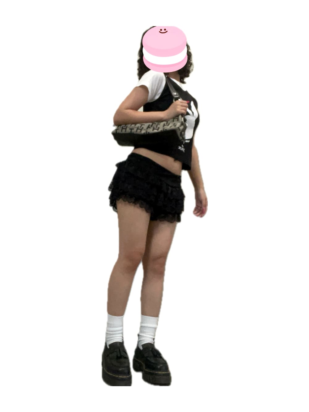 ブラック系のローファー、ブラック系のパンツ、ブラック系のTシャツ/カットソーを着用したレディースの夏コーディネートの2枚目の写真