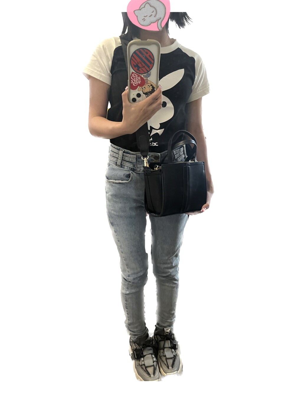 ブルー系のデニムパンツ、グレー系のスニーカー、ブラック系のバッグを着用したレディースの春コーディネートの2枚目の写真