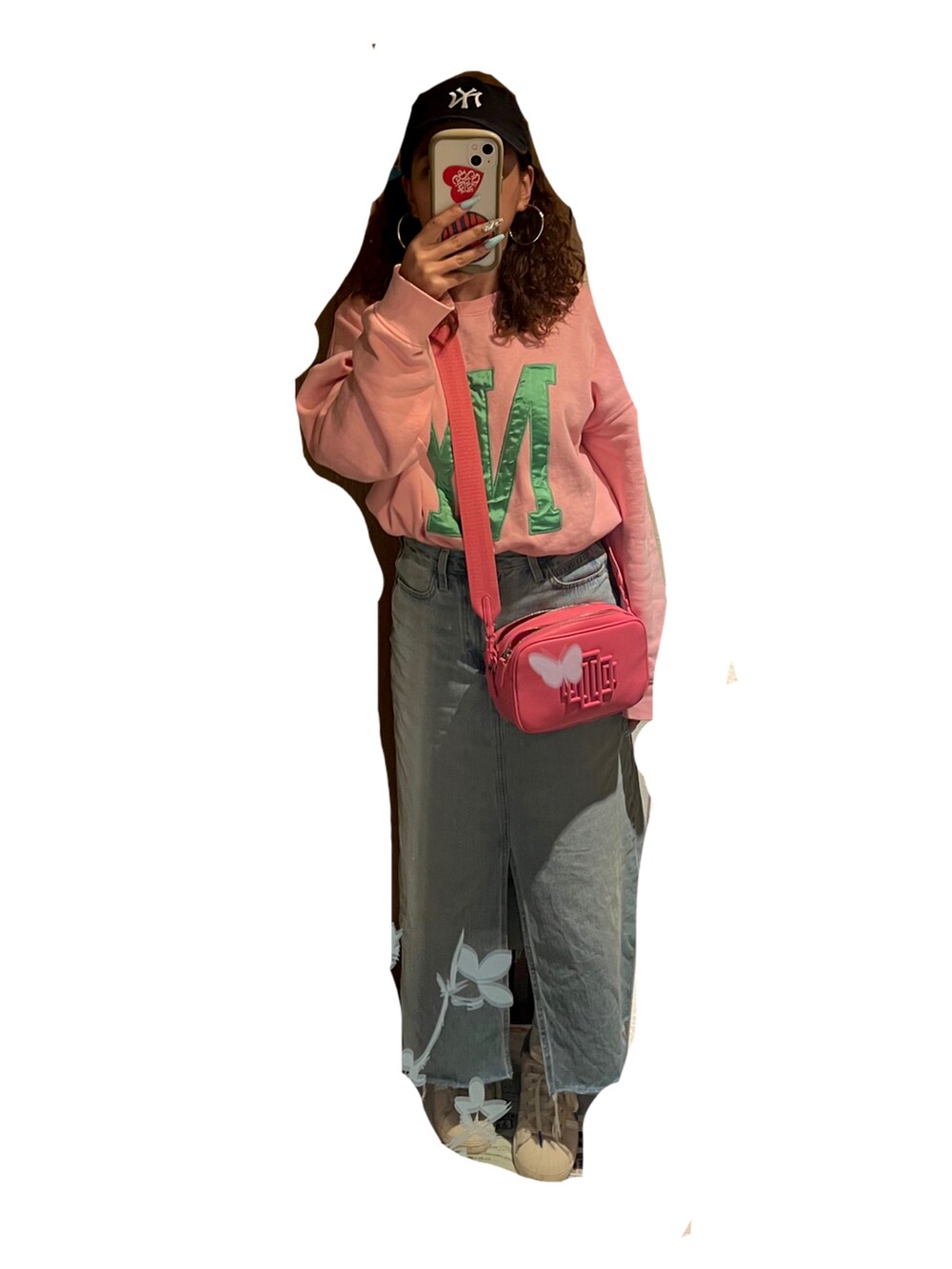 ブルー系のデニムスカート、ピンク系のバッグ、ピンク系のスウェットを着用したレディースの春コーディネートの2枚目の写真