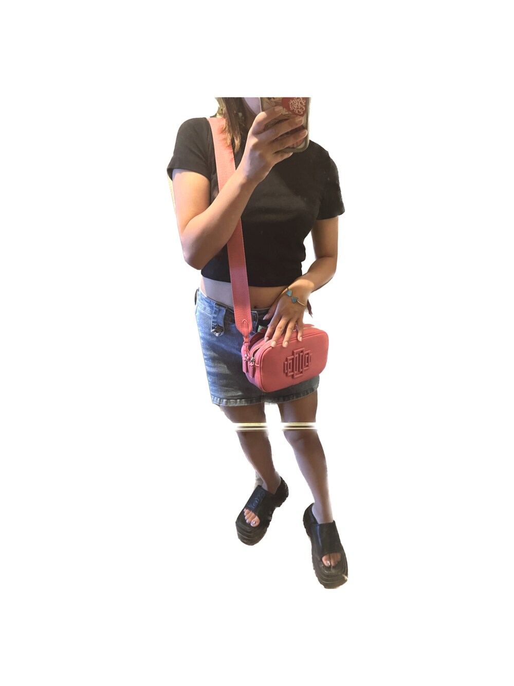 ホワイト系のサンダル、ブラック系のTシャツ/カットソー、ピンク系のバッグを着用したレディースの夏コーディネートの2枚目の写真