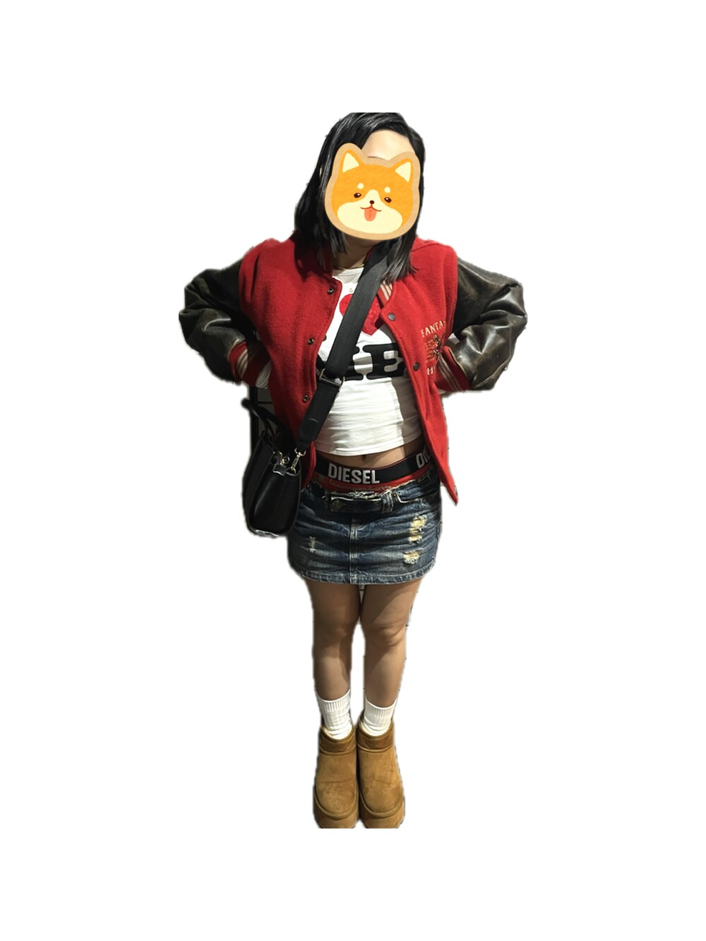 ブルー系のデニムスカート、レッド系のスタジャン、ホワイト系のTシャツ/カットソーを着用したレディースの春コーディネートの2枚目の写真