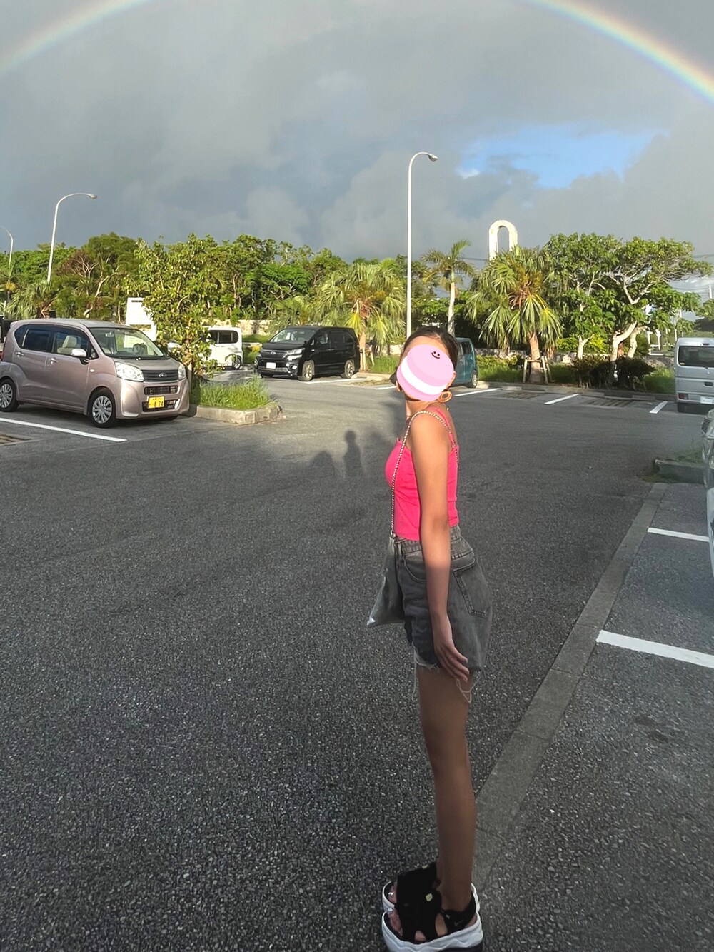 ピンク系のキャミソール、シルバー系のショルダーバッグ、ブルー系のデニムパンツを着用したレディースの秋コーディネートの3枚目の写真