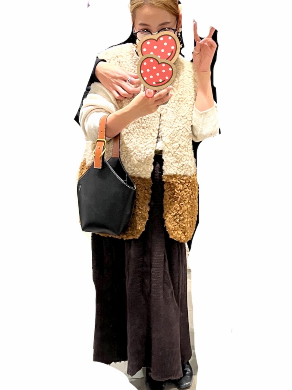 ブラウン系のジャケット/アウター、ブラウン系のスカート、ブラック系のブーツを着用したレディースの春コーディネートの2枚目の写真