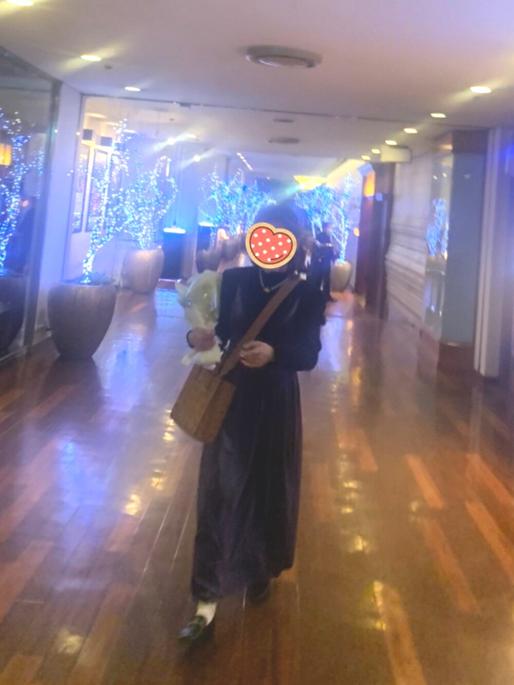 ブラック系のローファー、ブラウン系のショルダーバッグ、ブラック系のワンピースを着用したレディースの冬コーディネートの2枚目の写真