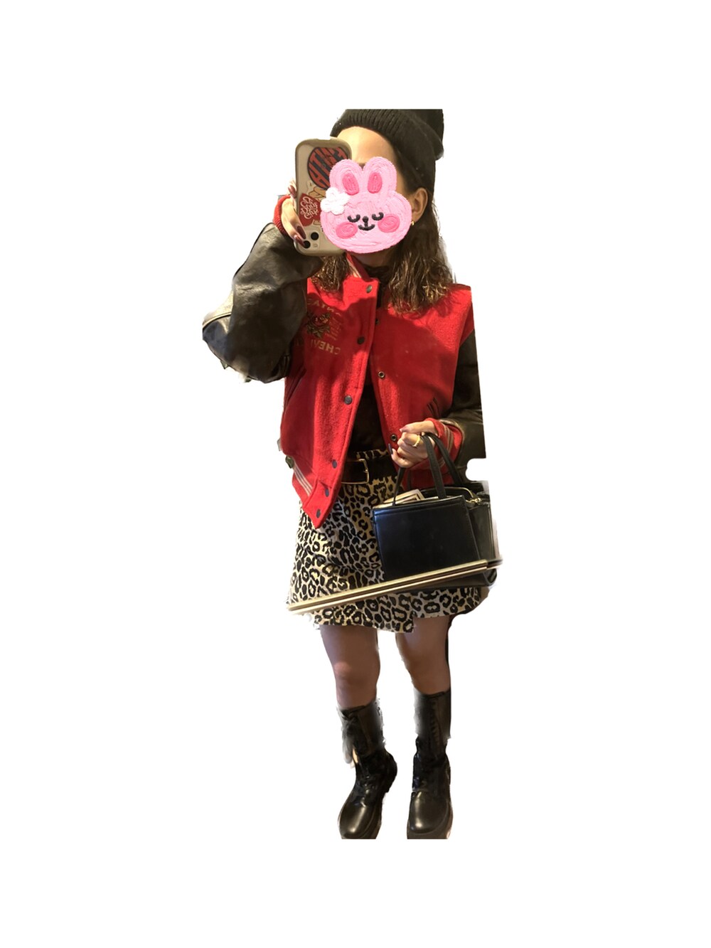 ブラック系のバッグ、ベージュ系のスカート、レッド系のスタジャンを着用したレディースの冬コーディネートの2枚目の写真