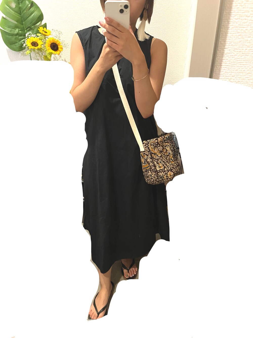 ブラック系のワンピース、ブラウン系のショルダーバッグ、ホワイト系のピアス（両耳用）を着用したレディースの夏コーディネートの2枚目の写真