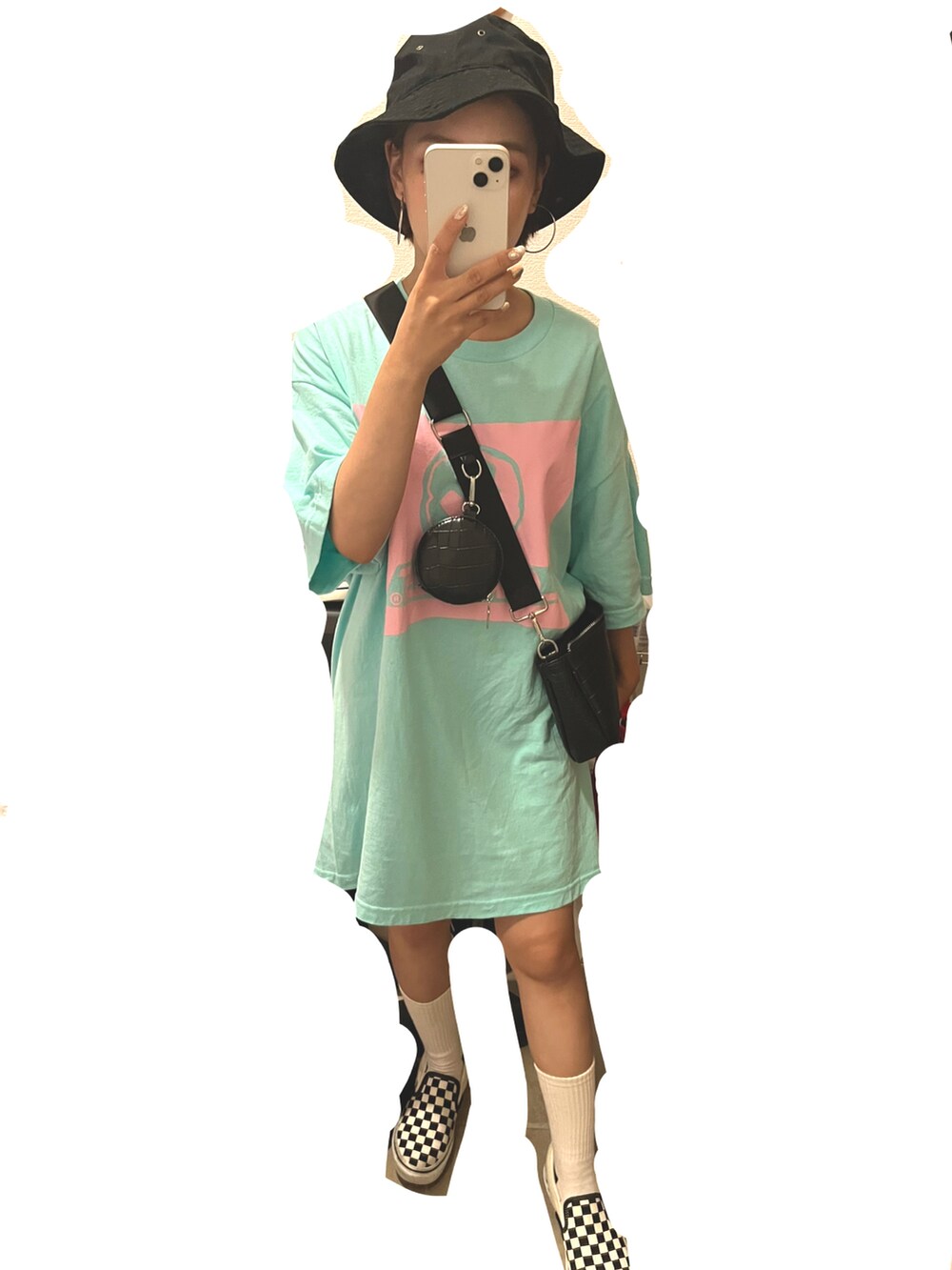 ホワイト系のスニーカー、その他のシャツ/ブラウス、ブラック系のトートバッグを着用したレディースの夏コーディネートの2枚目の写真