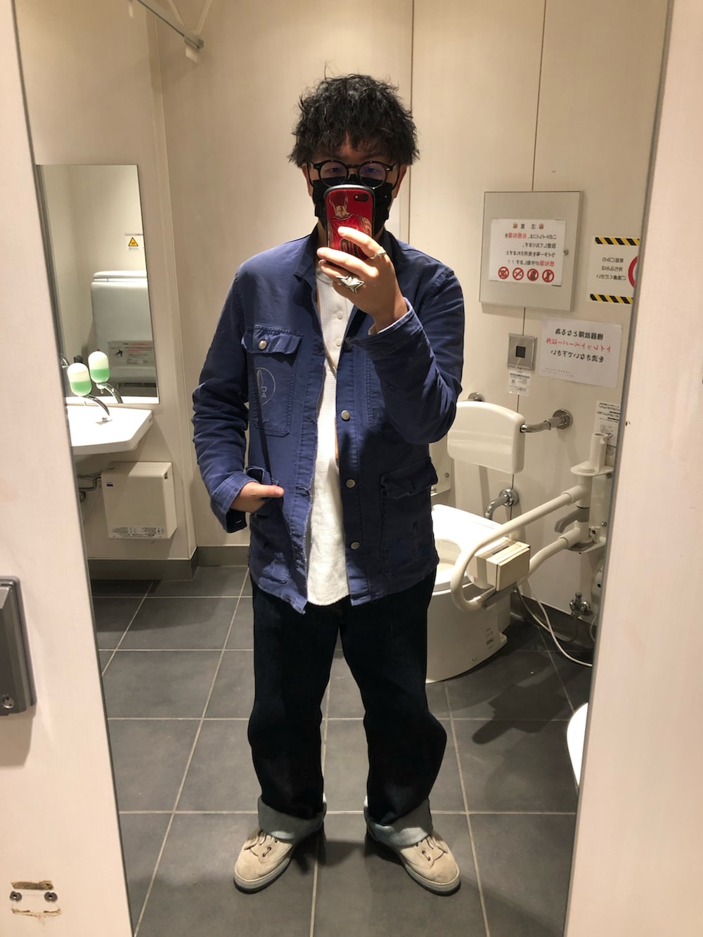 グレー系のミリタリージャケット、ブルー系のデニムパンツ、グレー系のブーツを着用したメンズの冬コーディネートの2枚目の写真