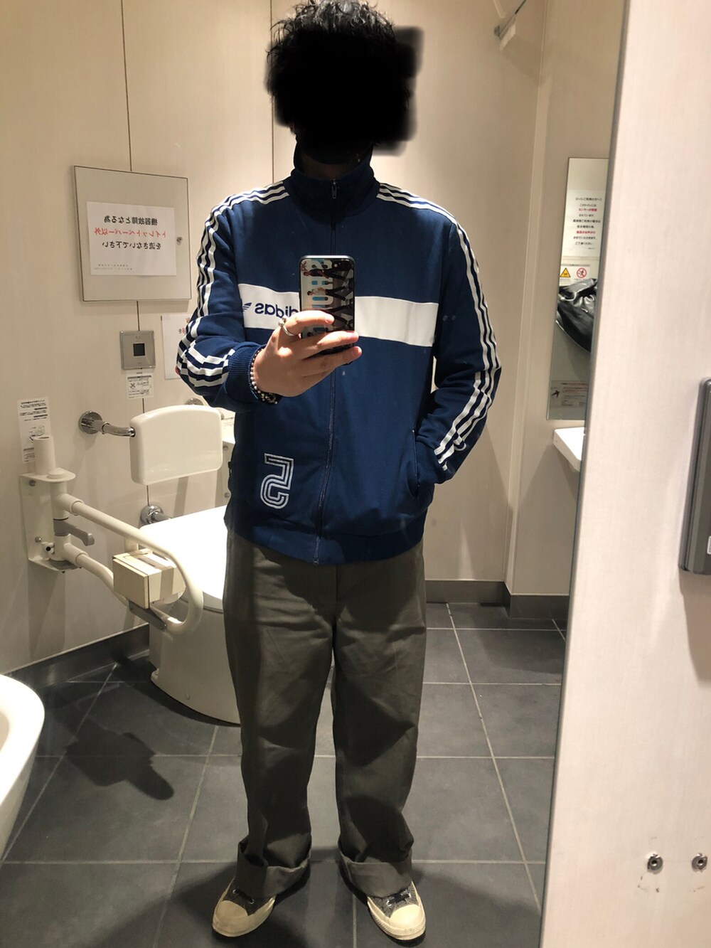 ブラック系のライダースジャケット、ブルー系のジャージを着用したメンズの春コーディネートの2枚目の写真