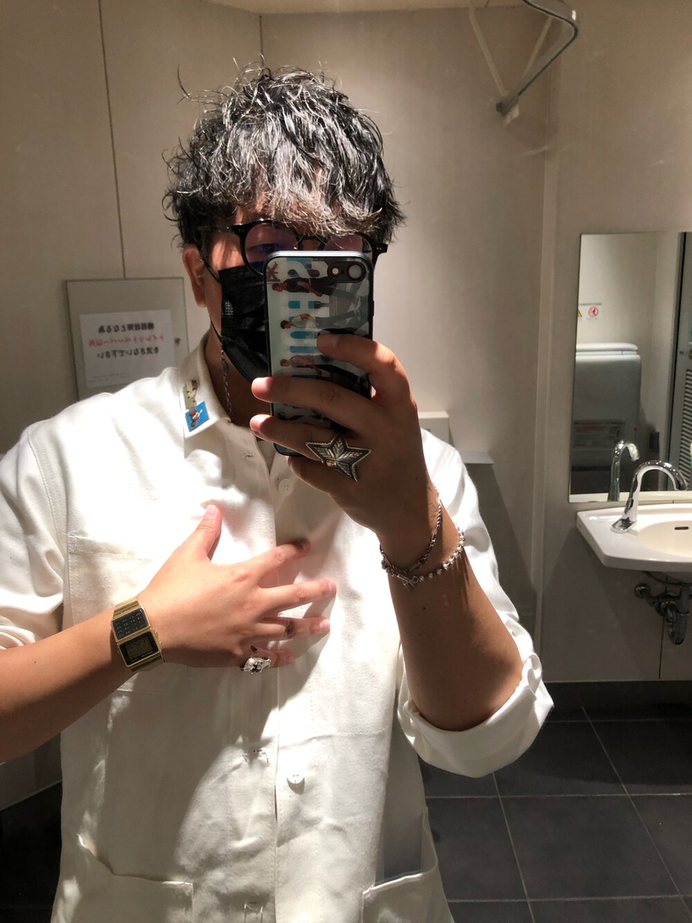 ホワイト系のスニーカーを着用したメンズの秋コーディネートの2枚目の写真