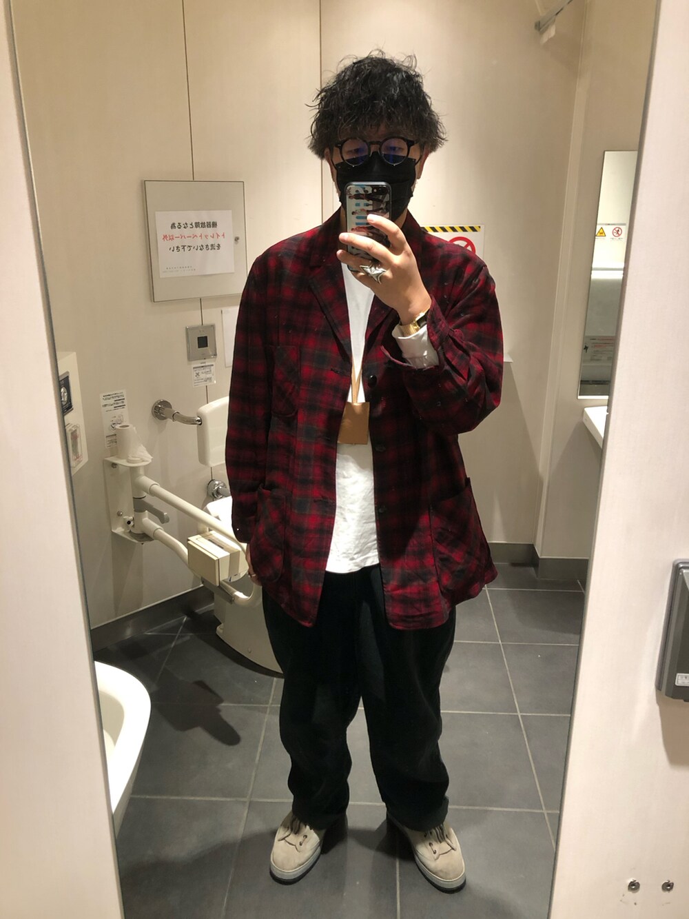 グリーン系のスラックス、グレー系のミリタリージャケット、レッド系のシャツ/ブラウスを着用したメンズの春コーディネートの2枚目の写真