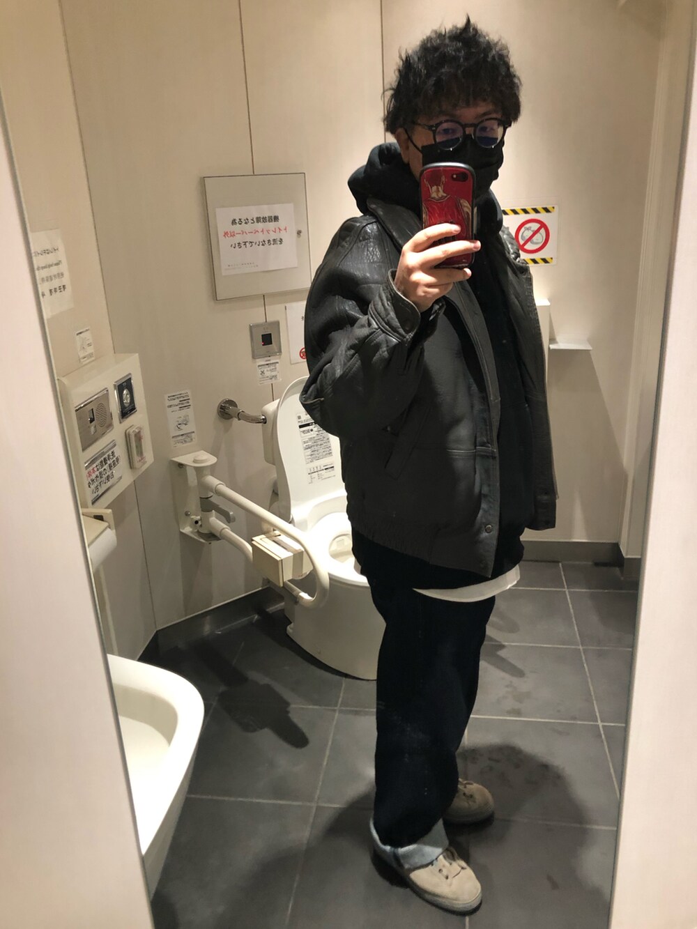 ブルー系のデニムパンツ、グレー系のブーツを着用したメンズの冬コーディネートの2枚目の写真