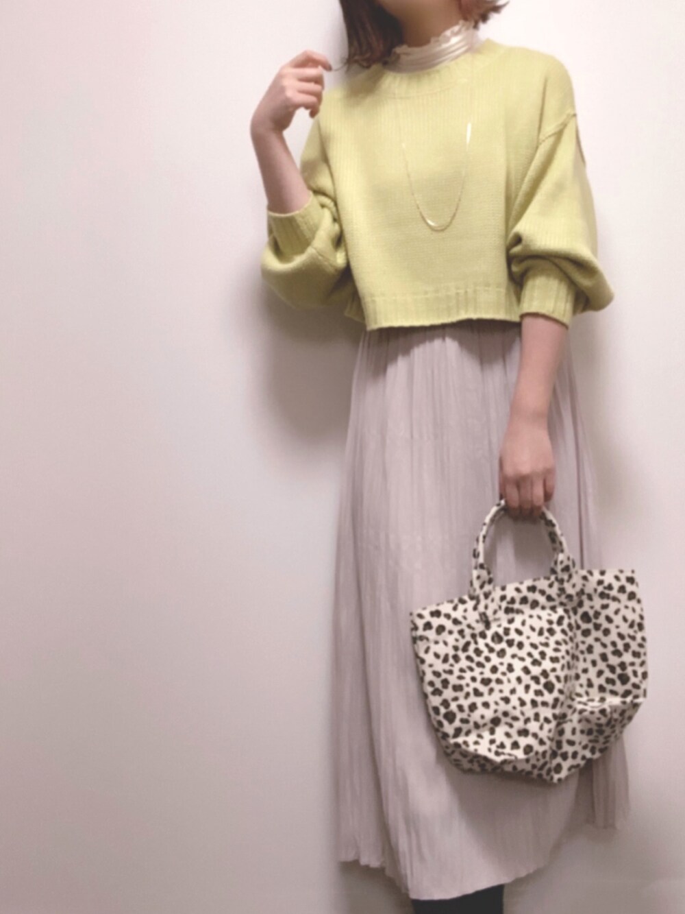 ホワイト系のトートバッグ、ブルー系のデニムパンツを着用したレディースの冬コーディネートの2枚目の写真