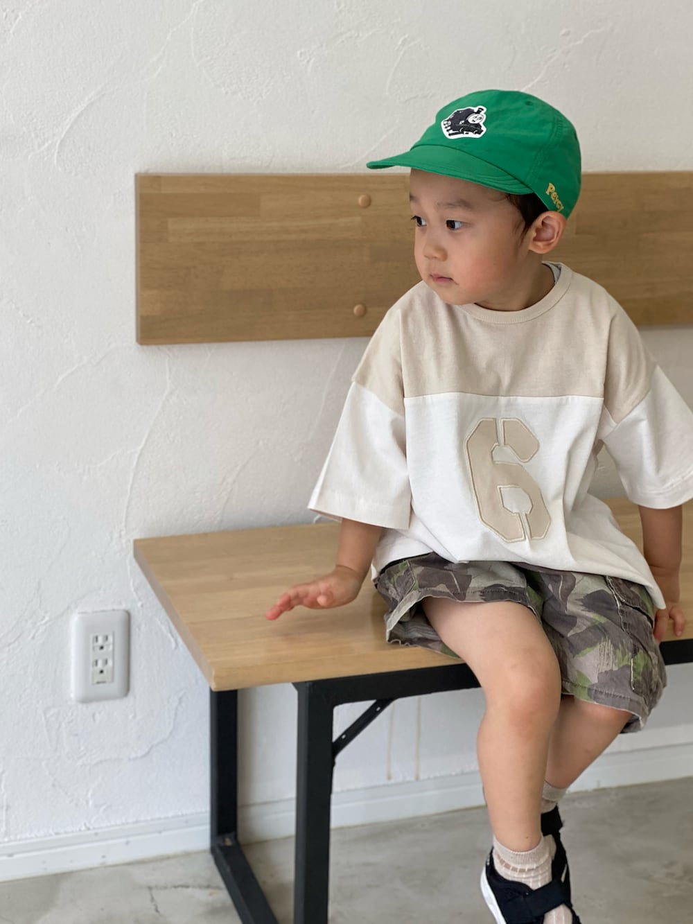 ブラック系のサンダル、ホワイト系のTシャツ/カットソー、グリーン系のキャップを着用したキッズの春コーディネートの2枚目の写真