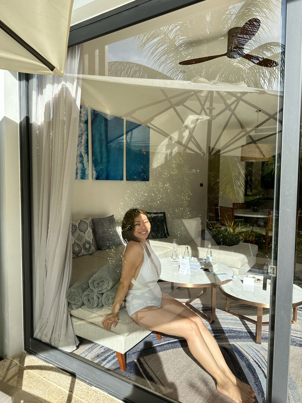 ホワイト系のサンダルを着用したレディースの冬コーディネートの2枚目の写真