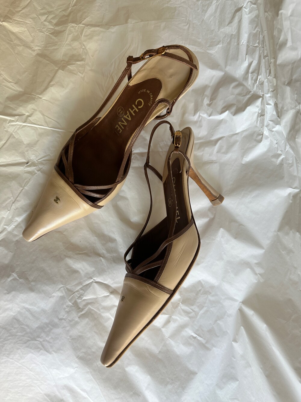 ブラック系のパンプス、ブラウン系のパンプス、ベージュ系のパンプスを着用したレディースの冬コーディネートの4枚目の写真